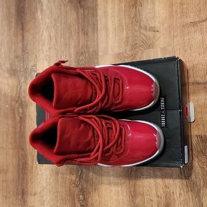 Pre owned 2017 Air Jordan 11 win like 96 size 9